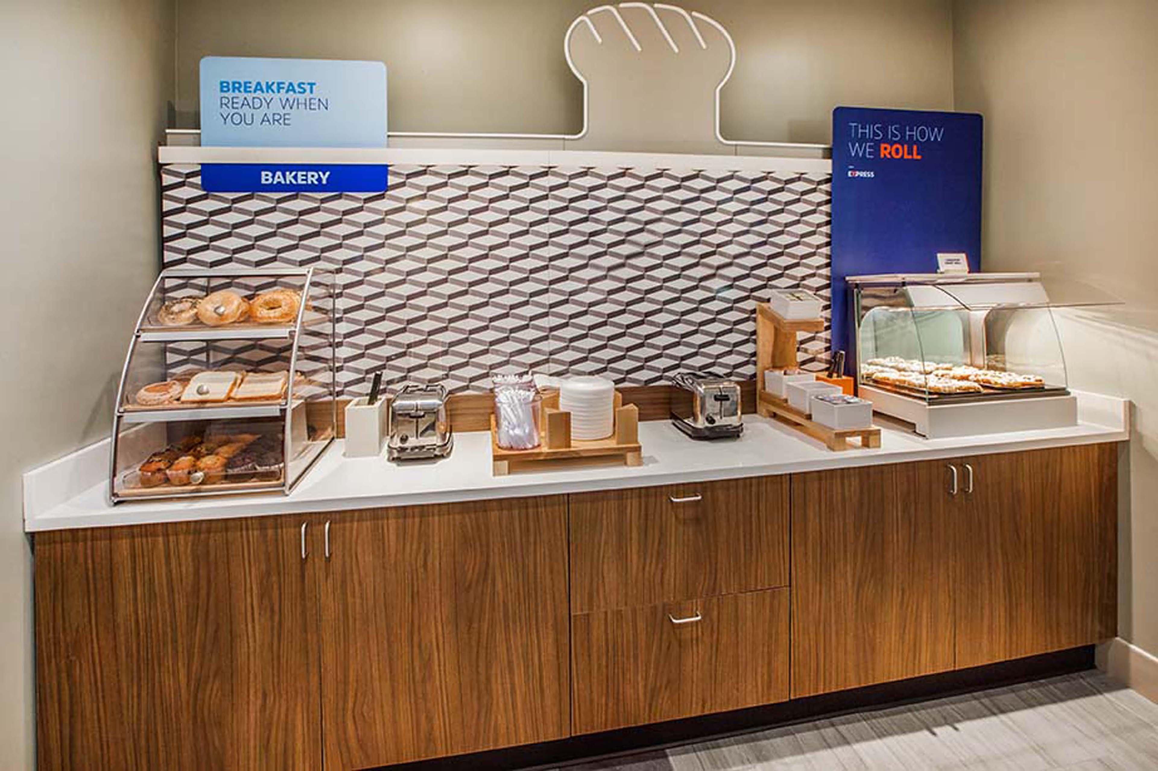 Holiday Inn Express & Suites San Antonio Frost Bank Center By Ihg Eksteriør bilde