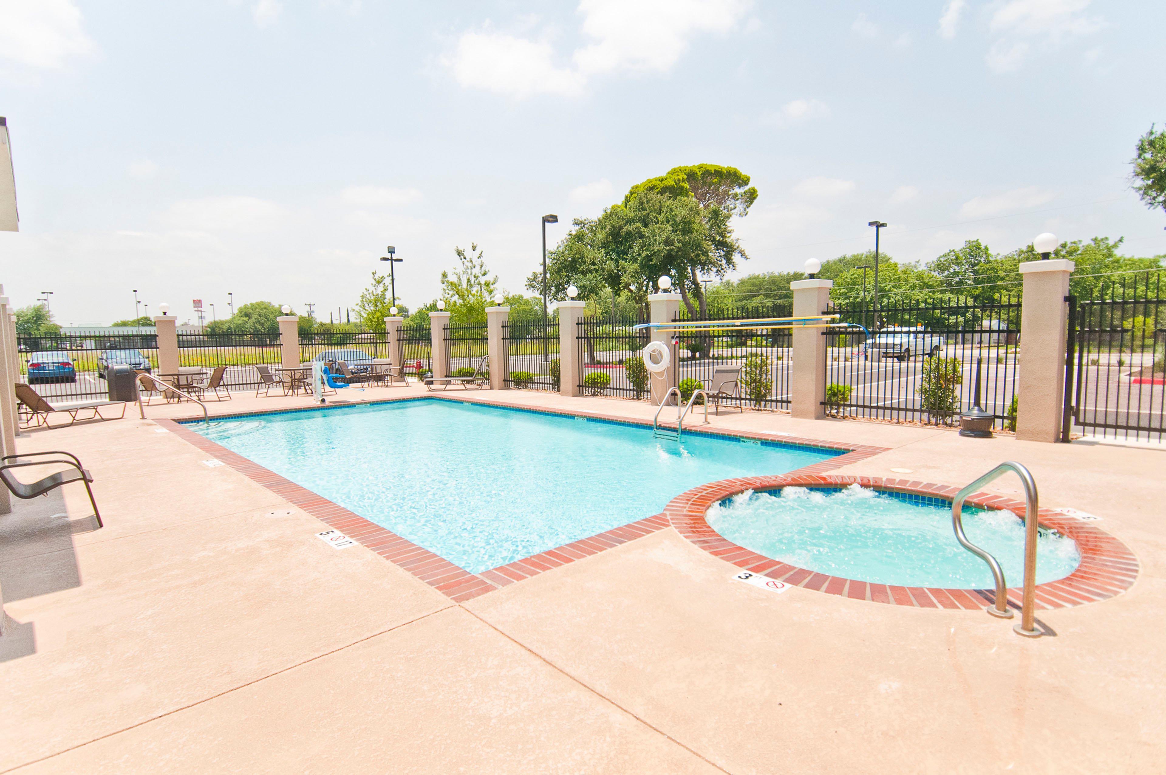 Holiday Inn Express & Suites San Antonio Frost Bank Center By Ihg Eksteriør bilde