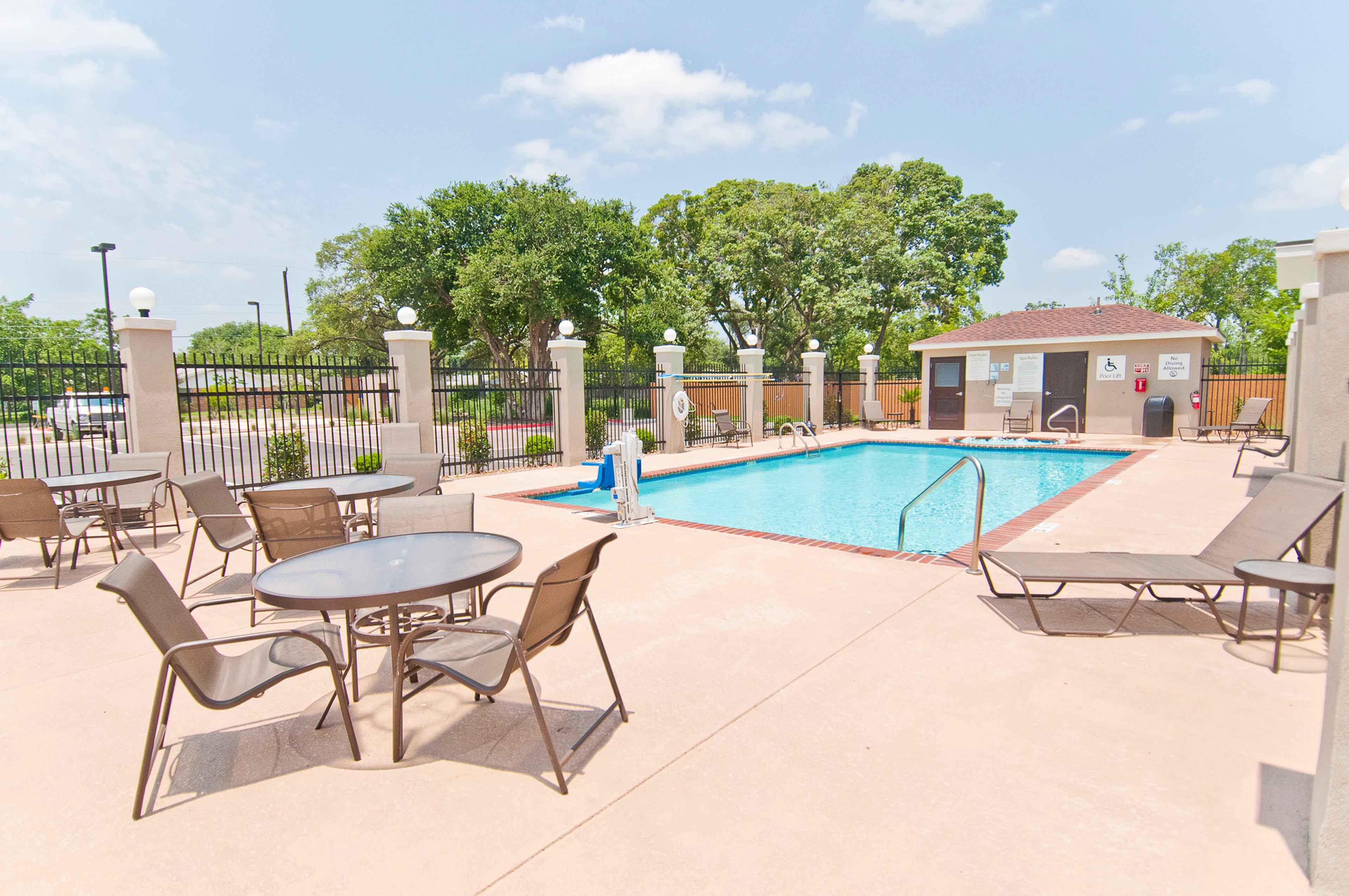 Holiday Inn Express & Suites San Antonio Frost Bank Center By Ihg Eksteriør bilde