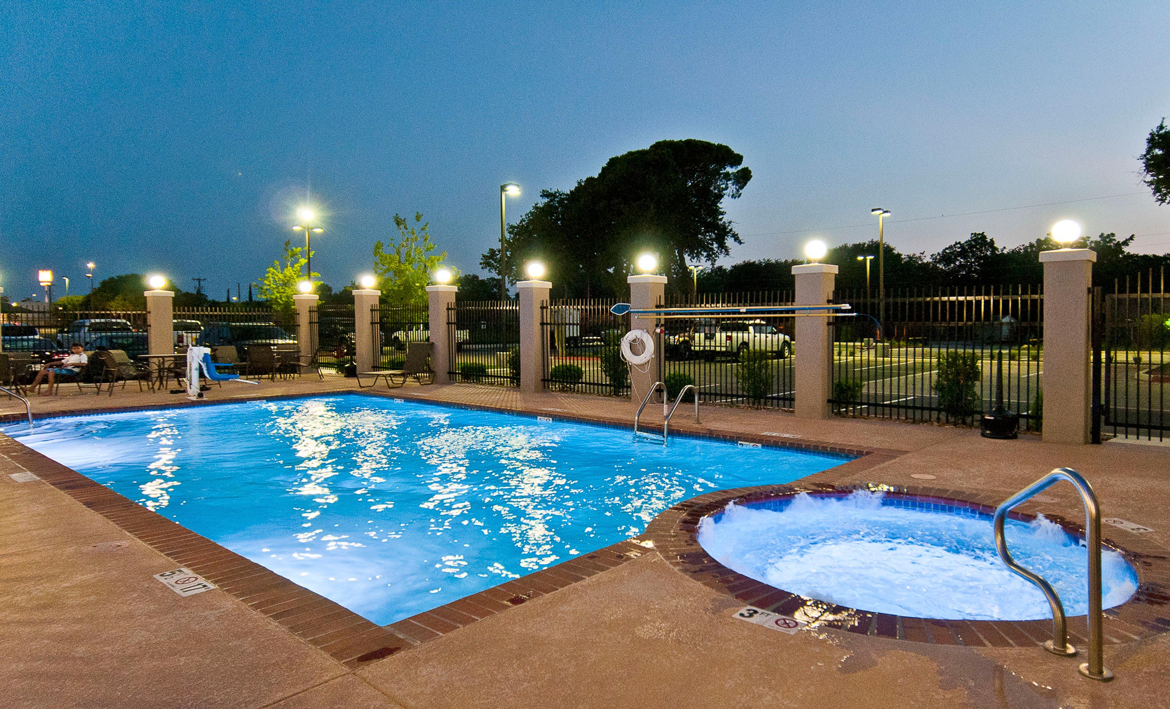 Holiday Inn Express & Suites San Antonio Frost Bank Center By Ihg Eksteriør bilde