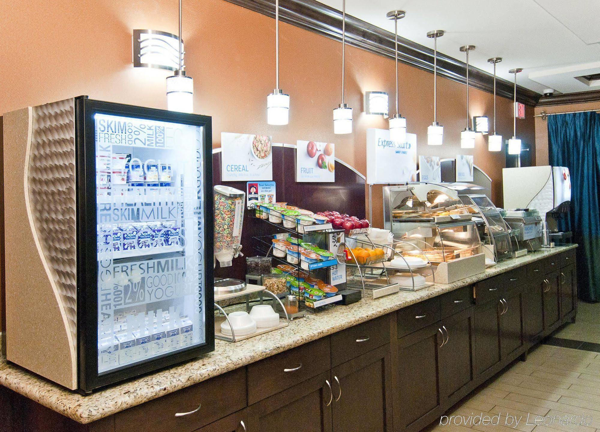 Holiday Inn Express & Suites San Antonio Frost Bank Center By Ihg Eksteriør bilde